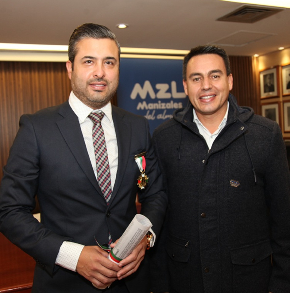 El alcalde Jorge Eduardo Rojas Giraldo impuso la distinción en la categoría Mérito Institucional a Manuel Fermín Giraldo Gutiérrez, alcalde de Salamina.