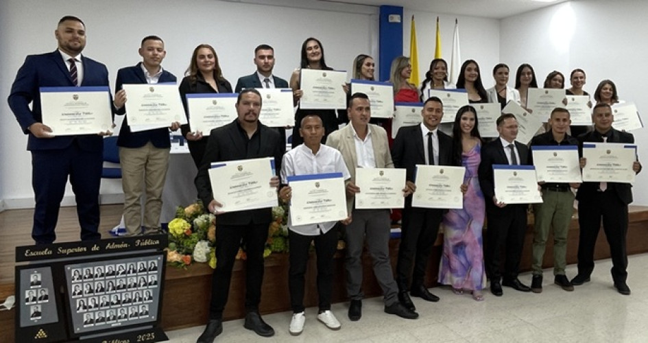 Fotos | Cortesía ESAP | LA PATRIA Grupo de graduados en administración pública.