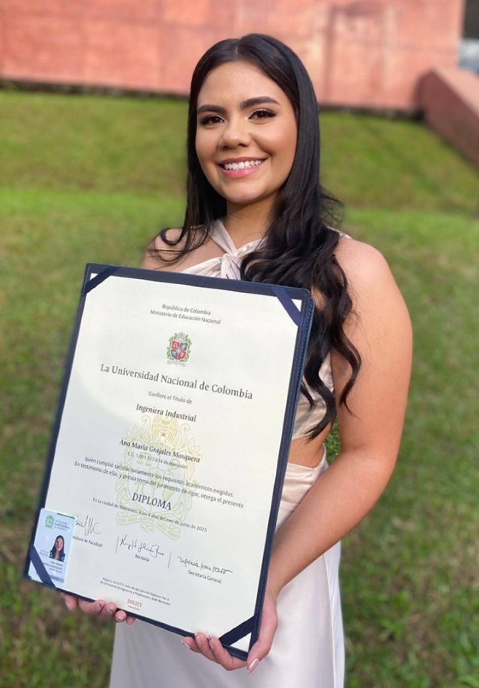 Ana María Grajales Mosquera, natural de Pácora (Caldas), obtuvo su título como Ingeniera Industrial de la Universidad Nacional sede Manizales. Compartimos la alegría de sus padres Diego Edison Grajales Rivera y Claudia Alexandra Mosquera Ramos por el logro de su hija