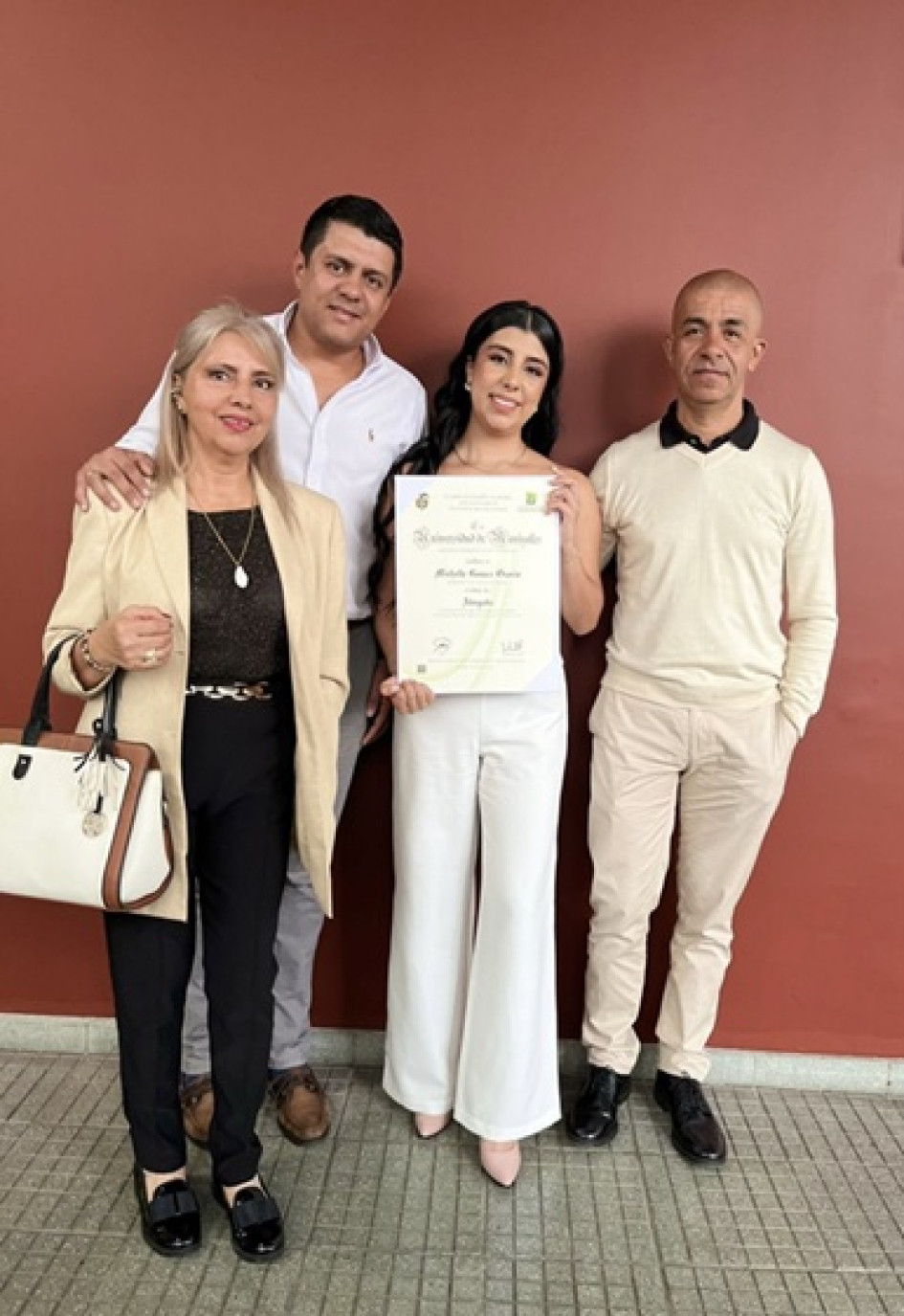 Michelle Gómez Osorio recibió su título como abogada, egresada de la Universidad de Manizales, el pasado viernes. La acompañan, de izquierda a derecha, su mamá, Alba Lucia Osorio; su hermano, Santiago Gómez Osorio, y el papá, Efraín Gómez Ramírez.