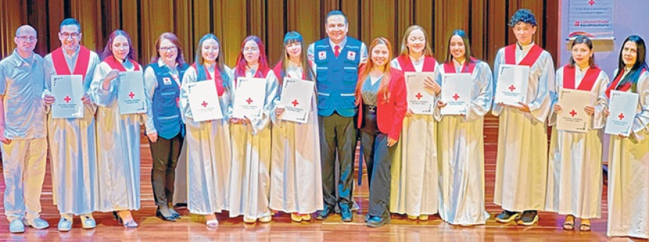 Foto | Lector | LA PATRIA Daniel Flórez Osorio, Lina Marcela Carreño Hurtado, Sara Dávila Gutiérrez, Nohra Aide Domínguez Paladinez, Jenny Alexandra Escobar Herrada,  María Fernanda Hurtado García, Angie Carolina Osorio Castro, Samuel Ibagué González, Kelly Tatiana Toro Valencia y Amalia Valencia Castaño, acompañados por funcionarios de la Cruz Roja.