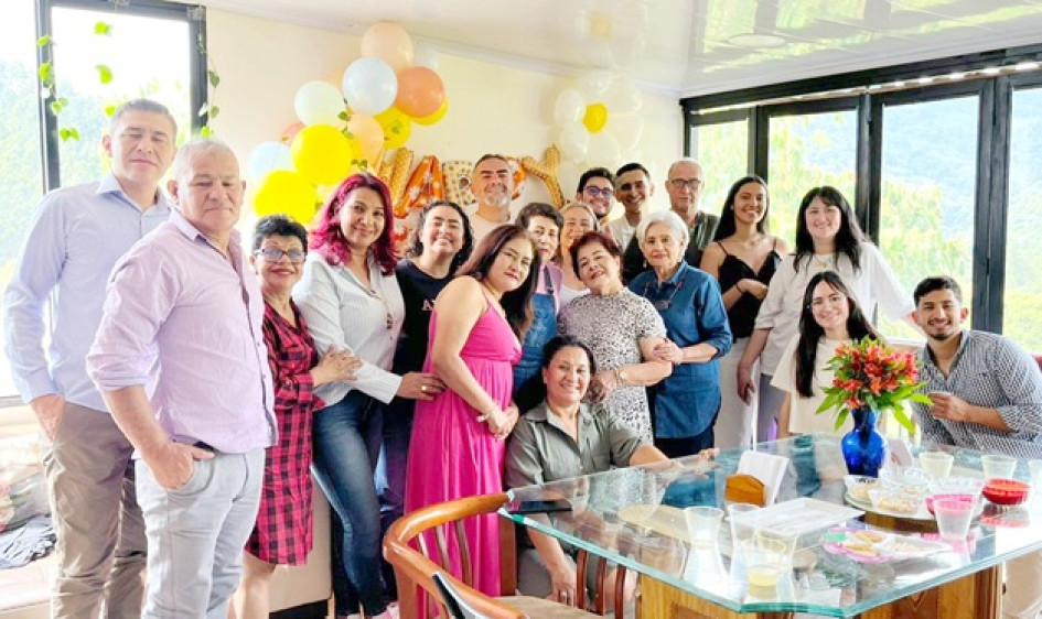 La manizaleña Ofelia Rojas celebró sus 80 años en compañía de sus hijos, nietos, hermana y amigos.