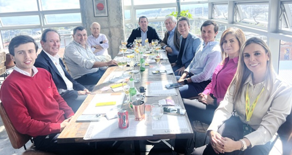 Juan Felipe Toro, líder administrativo y financiero de Mercaldas; Carlos Urueña, subdirector de Salud Colsubsidio; Luis Carlos Arango, director general de Colsubsidio; Jorge Hernán Toro, gerente general de Mercaldas; Sergio Ramírez, gerente de Medicamentos Colsubsidio (caldense del municipio de Salamina y coordinador del proyecto de las droguerías Colsubsidio adquiridas en concesión a Mercaldas); Juan Luis López Toro, líder de Logística de Mercaldas; Emperatriz Toro, líder comercial de Mercaldas, y Adriana