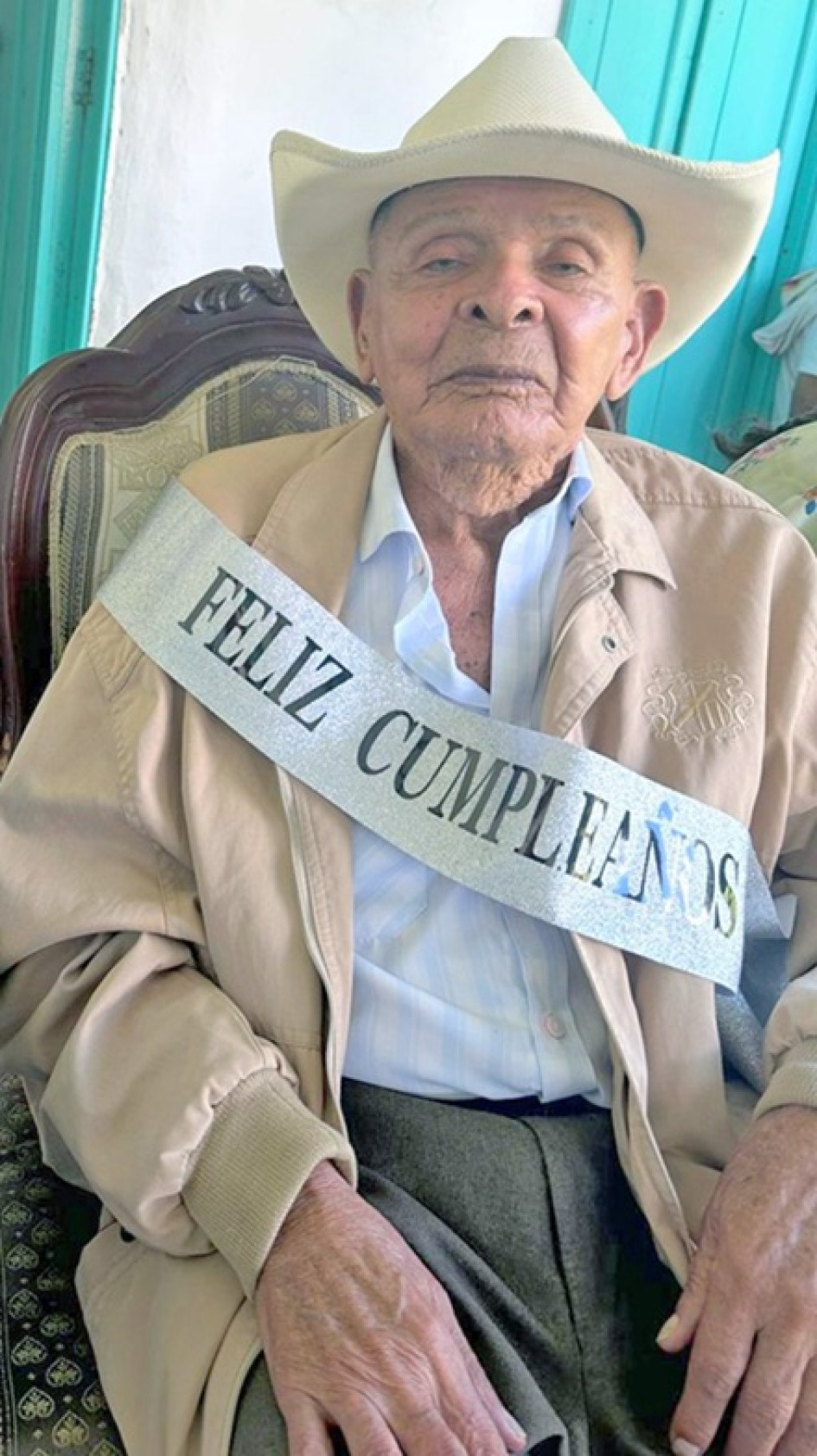 José Arturo Valencia Arboleda, natural de Pácora (Caldas), festejó sus 100 años de vida. Sus hijos Licinio, Marta, Gloria, Elsy, Marina, y Carmenza, en unión con sus nietos, bisnietos y tataranietos, quieren enviar un mensaje a su patrón.
