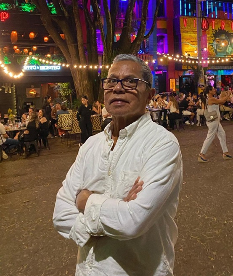 Rendimos homenaje a un hombre que dejó una huella profunda e imborrable en quienes tuvimos el privilegio de conocerlo. Jaime Cedeño, un ser humano íntegro, generoso y lleno de sabiduría, cuya vida fue un ejemplo de amor, trabajo y nobleza. Un hombre que trabajó con sus manos y su corazón, construyendo no solo muebles y estructuras, sino también amistades, afectos y recuerdos. Apasionado por la fotografía, la naturaleza y los paisajes, encontraba belleza en lo simple y en lo profundo, en un atardecer, una mo