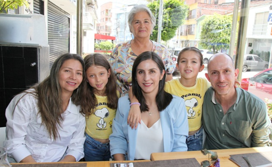 Mónica Osorio, Ana María Osorio, Gabriel González, Irene González, Magdalena Toro y Susana González se reunieron en un almuerzo en el restaurante Spago para celebrar el Día del Padre.