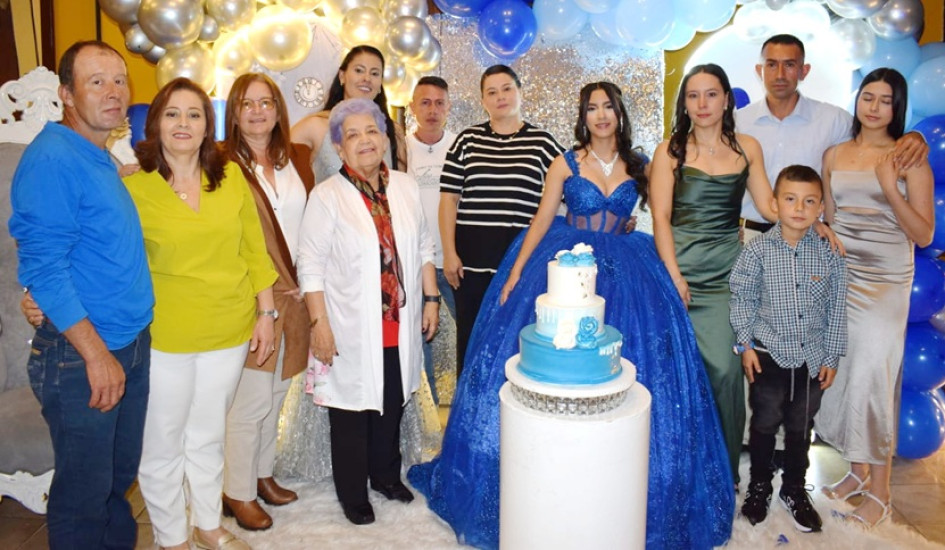 En compañía de su familia.