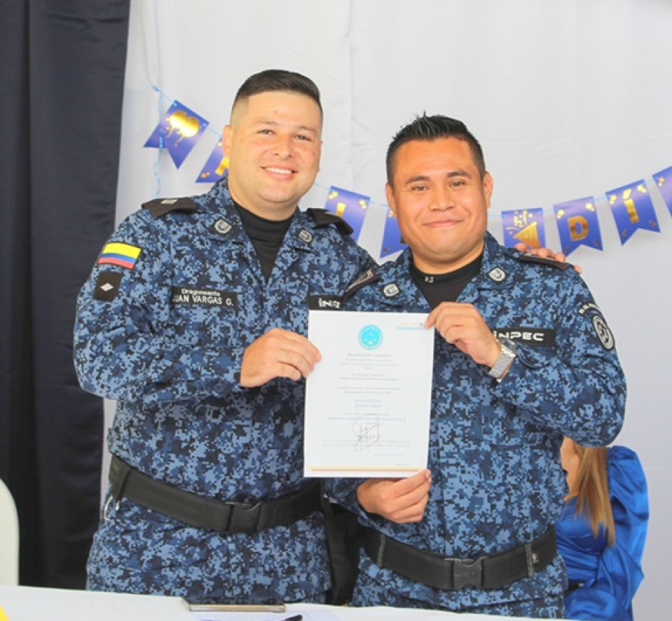 El inspector Miguel Antonio Ruiz Quintero y el dragoneante Dorian Alberto Chicangana Zúñiga fueron reconocidos por sus 15 años de labor en la institución.