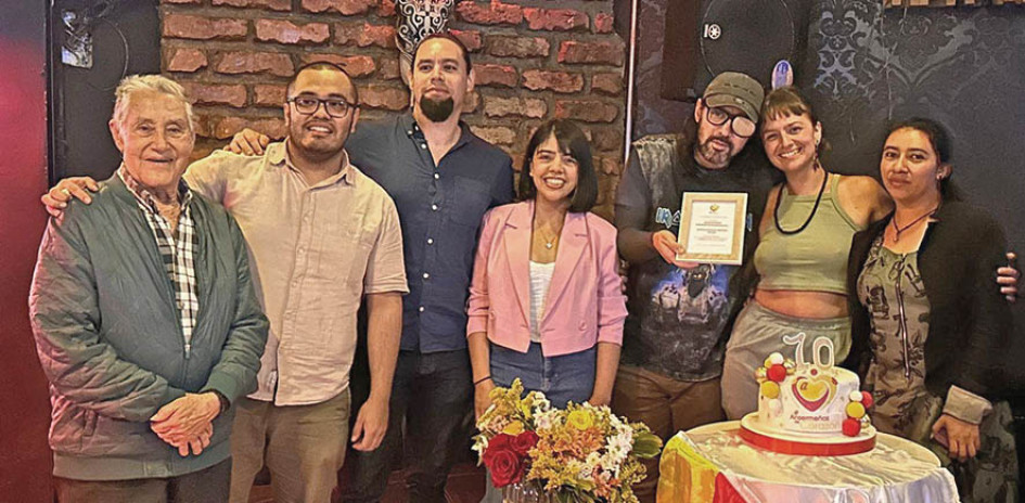 En la celebración de los 486 años de Anserma (Caldas), el colectivo Ansermeños de Corazón conmemoró una década de labor cultural, social y comunicativa en el municipio y entregó el galardón de “Ansermeño de Corazón” 2025 a Gustavo Adolfo Gil, conocido cariñosamente como “Tarzán”, quien fue víctima hace semanas de una brutal agresión en un sector de la avenida El Libertador. El galardón se entrega en reconocimiento a sus valores, fortaleza y compromiso con la comunidad. La elección se hizo a través de una vo