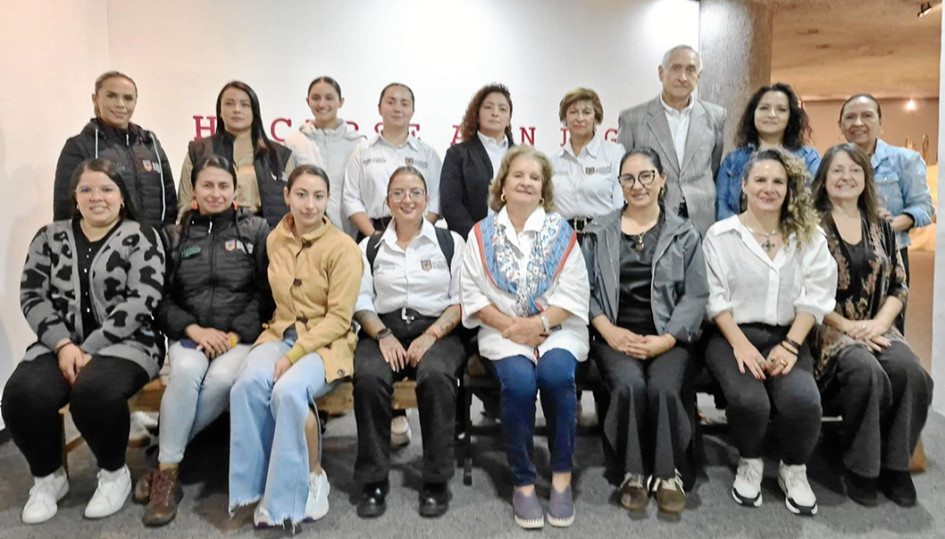 Daniela Echavarría, apoyo psicosocial a las casas de cultura de Manizales; María Isabel Ramírez, coordinadora de la Casa de la Cultura San José; Juliana Orozco González, coordinadora de la Casa de la Cultura de la comuna Universitaria; Alejandra Correa, coordinadora de la Casa de la Cultura comuna La Fuente; Elvira Escobar de Restrepo, directora del MAC; Claudia Murillo, coordinadora de la Casa de la Cultura Minitas; Paula Londoño, secretaría de Cultura y Civismo de Manizales; Natalia Marulanda, miembro de