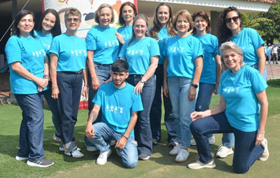 Fotos | Freddy Arango | LA PATRIA Andrés Jiménez y Margarita Gómez. De pie: Marta Loaiza, Angi Loaiza, Bertha Lucía Duque, Matilde Cuartas, Yanet Zuluaga, Marta Clemencia Botero, Carolina Trujillo, Ángela Sierra, María Mercedes Bernal y Daniela Restrepo, organizadores del Torneo de Golf de Nutrir.