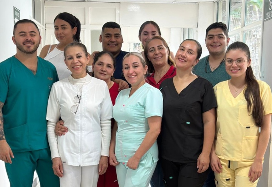 María Aracelly Grisales junto a sus compañeros de trabajo.