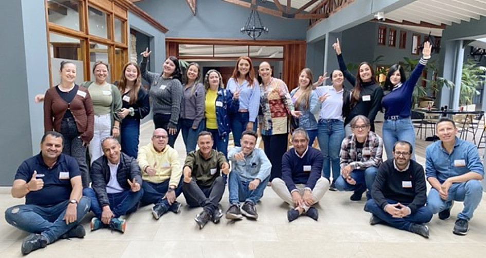 Luis Eduardo López; Juan Carlos Valencia, facilitador Fundación Instituto de Liderazgo FIL; Jorge Hernán Ramírez; Freddy Arango; Alexánder García, Jorge Hernán Botero, director-gerente de LA PATRIA; Augusto Patiño, Fernando Ramírez, Juan Pablo Ríos. De pie: Martha Lucia Gómez, Eliana Rincón, Laura Castaño, Margaret Sánchez, Mariana Cedeño, Sandra Milena Alzate, Yuliana Estrada, Claudia Tobón, Tatiana Sánchez, Paulina Ocampo, facilitadora Fundación Instituto de Liderazgo FIL; Laura Rivera, y Diana Mateus, re