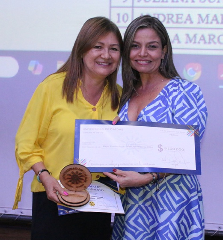 Hilda Muñoz Henao, mejor empleada de carrera Nivel Profesional del 2024 . La acompaña Paula Chica Cortés, vicerrectora Administrativa.