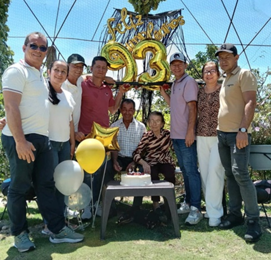 Ramón Villegas junto a su esposa e hijos.