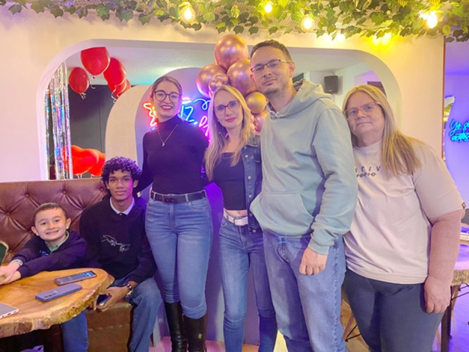 En su cumpleaños, Camila Gutiérrez estuvo rodeada de su familia y amigos: Alejandro Gutiérrez, Jesús Flores, Andrea Marín, Sergio Gutiérrez y Socorro Gaviría.