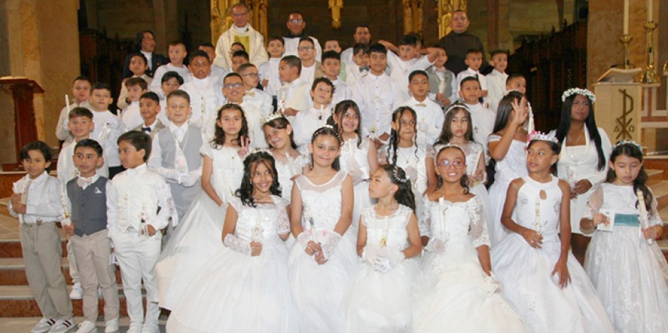 Grupo de niños y niñas que recibieron el sacramento de la Comunión.