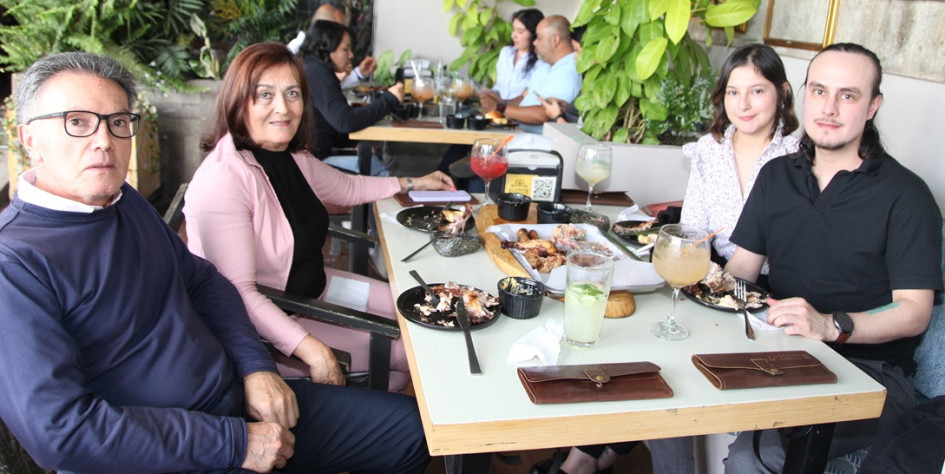 Elmer Castellanos Toro celebró su cumpleaños en compañía de Gloria Isabel López, Emely Naranjo y Juan José Castellanos.