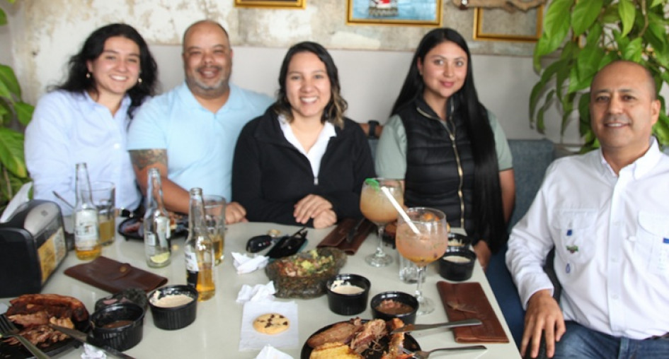 Foto| Argemiro Idárraga | LA PATRIA Johana Garcés festejó su cumpleaños con un almuerzo en el restaurante Efecto Barbacoa. La acompañaron: Aney Serna, Julián Garcés, la homenajeada, Leidy Viviana Montoya y Julián Sánchez.