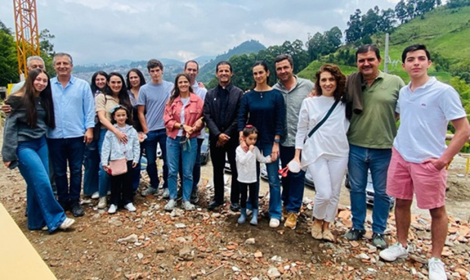 Salome Montilla; Luis Aníbal Tabares; Faiver Montilla, gerente de la constructora Sohnos (tercero de izquierda a derecha), Laura Mesa; Salomé Arango Corrales; Alejandra Corrales, Martín Jaramillo; Pablo Jaramillo; Jimena Restrepo; padre Pablo Quintero; Lina Jaramillo; Ana Rengifo; Andrés Uribe; Pamela Mejía; Felipe Jaramillo y Samuel Jaramillo.