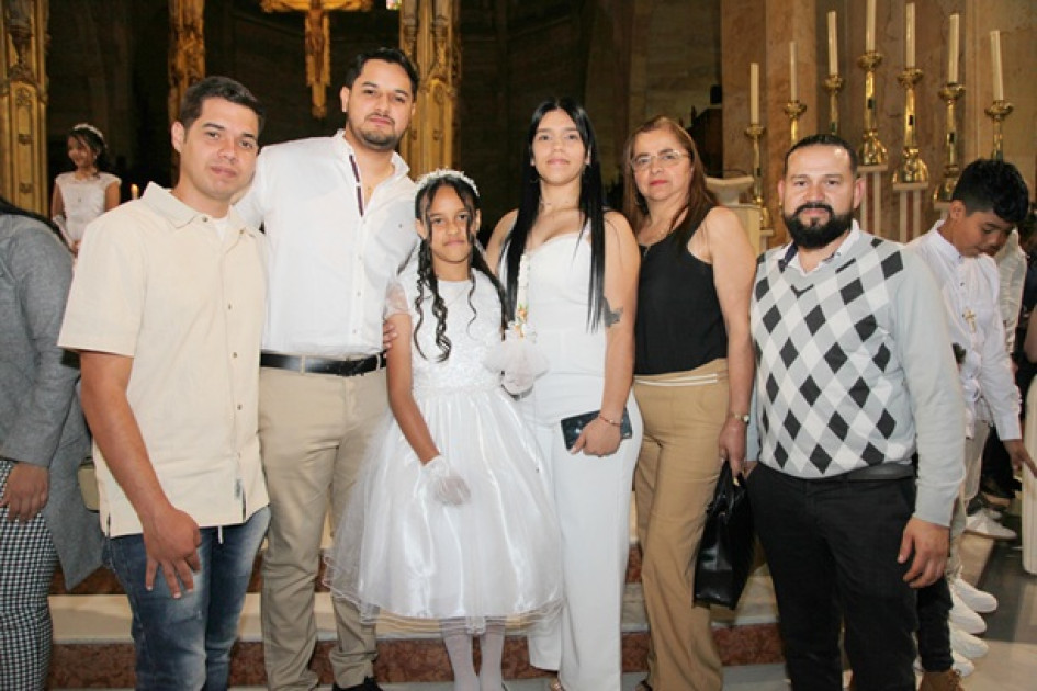La estudiante del Colegio San Rafael, Elena Ortíz, durante su Primera Comunión en la Catedral Basílica Metropolitana Nuestra Señora del Rosario de Manizales. La acompañan Luis Ortíz, Luis Landi, Dayana Landi, Fanny Vergara y David Vergara.