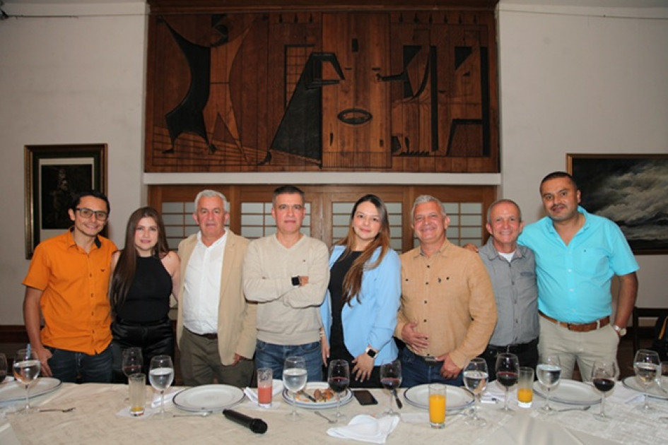 Fotos | Argemiro Idárraga | LA PATRIA Sanuel Andrés Villegas, José Jaime Serna, Mauricio Serna (gerente), Lorenzo Serna, Eugenio Serna, Julián Villegas, Sandra Milena Cardona, Paula Bedoya.