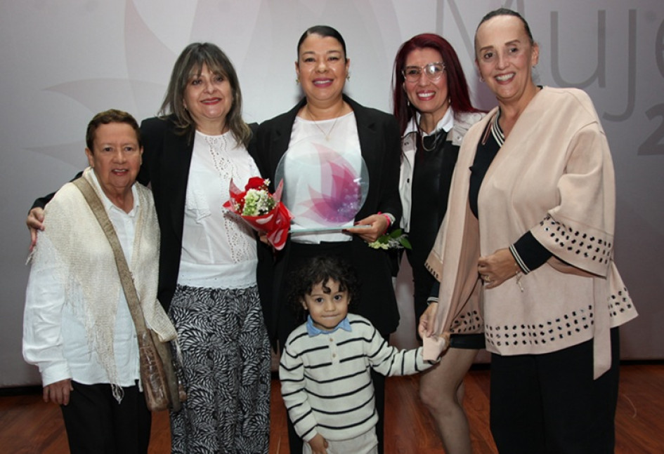 Nohemy Quintero, Claudia Gómez, Lorna Serna Quintero, Eithan Giraldo Serna, Liliana Tafur y Patricia Martínez.