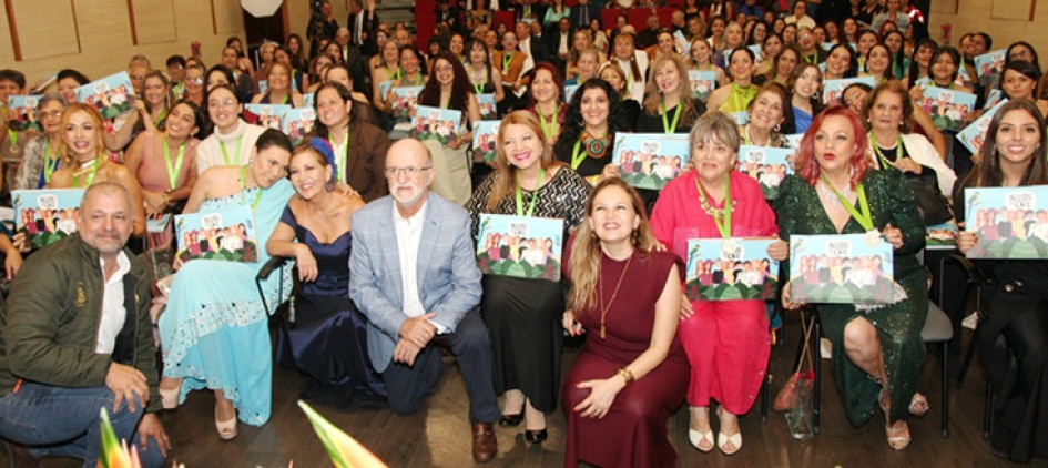 Grupo de homenajeadas junto al gobernador de Caldas, Henry Gutiérrez Ángel, y el gerente de la Industria Licorera de Caldas, Diego Angelillis Quiceno.