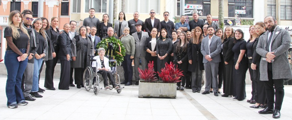Grupo de funcionarios y asistentes a la conmemoración de los 40 años del holocausto del Palacio de Justicia.