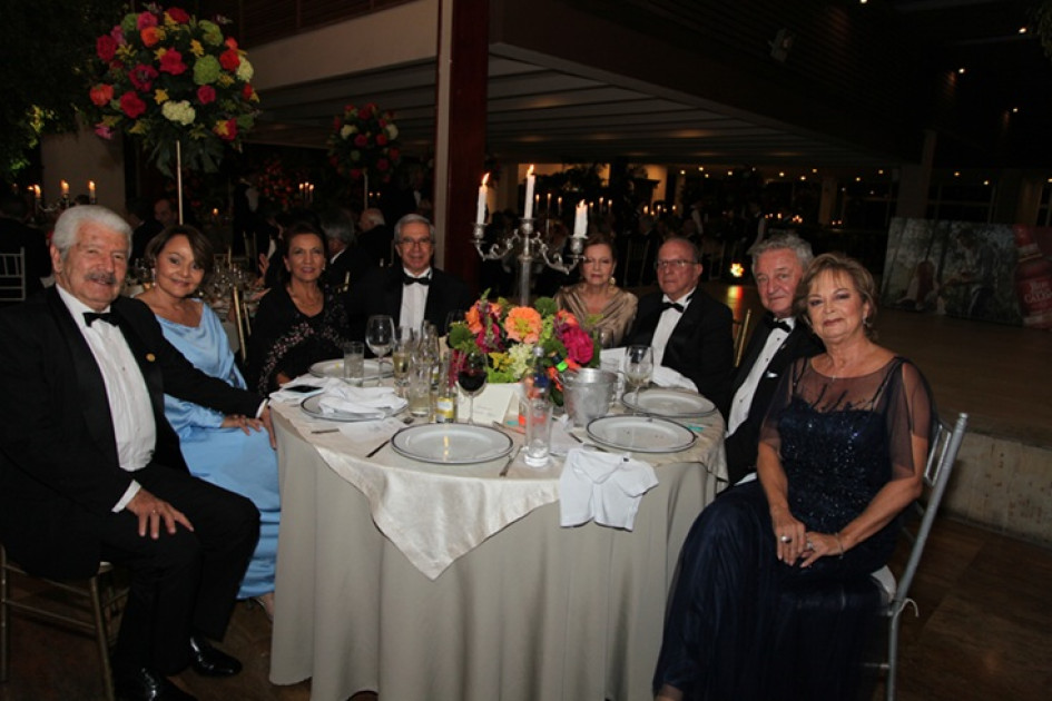 Gildardo Armel Arenas, Ana María Sanín, Lucía Dussán, Carlos Germán Mejía, Carolina Vanegas, Guillermo Hurtado, Jaime Cárdenas y Ángela Gómez de Cárdenas.