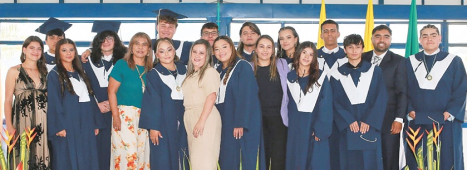 Fotos | Lector | LA PATRIA Grado 11, junto a Luisa Saldarriaga, exalumna; Nancy Guacaneme, gerente; Sonia Patricia Jaramillo Cardona, rectora; y Daniela González y Santiago Urdanivia, representantes de la junta directiva.