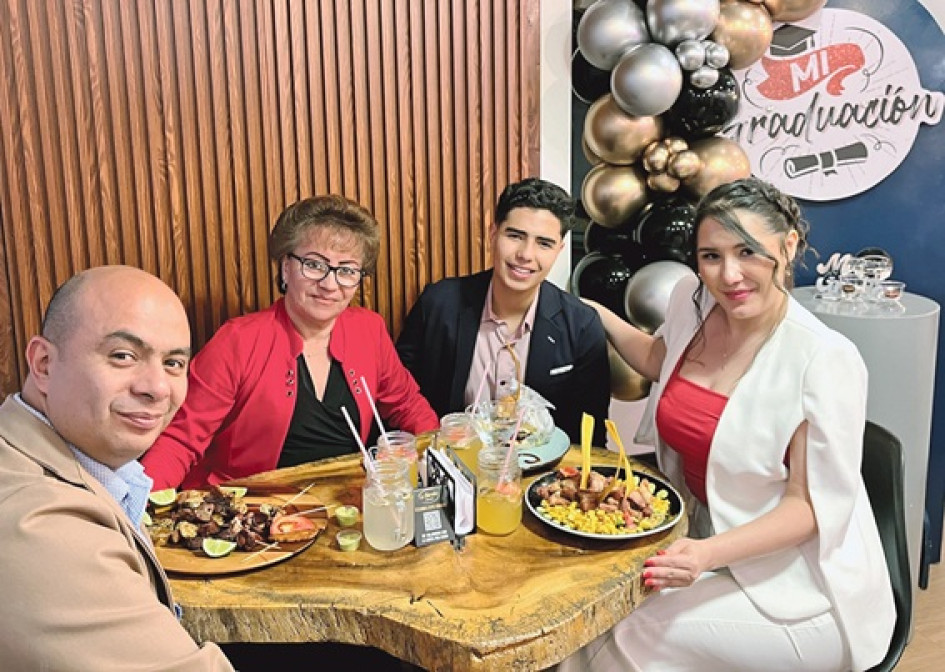 Felipe González celebró junto a Luz Marina González, Rafael González y Andrea Torres.