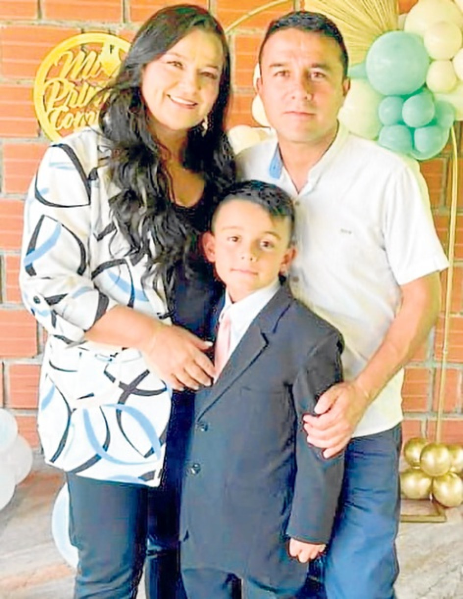 Foto | Lector | LA PATRIA Mateo Osorio Escobar, de Villamaría (Caldas), recibió la Primera Comunión el domingo 7 de diciembre en la iglesia Nuestra Señora del Rosario. Es hijo de los educadores Sandra Milena Escobar Franco de Osorio y Julio César Osorio. Se destaca como goleador de la Cantera de Jugadores de Manizales, nadador con medallas de oro para Caldas, estudiante bilingüe y líder estudiantil.