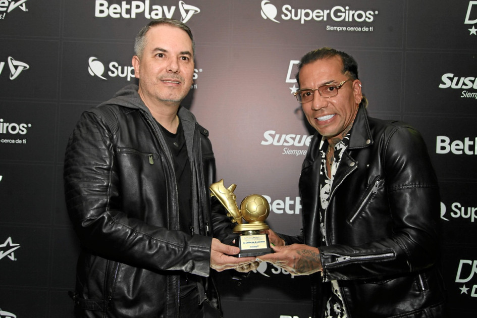 José Julián Hurtado, gerente de Susuerte, entrega reconocimiento a Dayro Moreno.