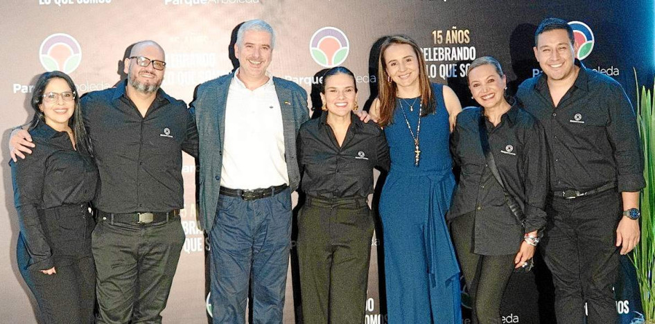 María Isabel Suárez Betancourt, jefe comercial del centro comercial Parque Arboleda; Andrés Zamudio, jefe de Operaciones; Cristián Calcutta, gerente General Parque Arauco, División Colombia; Adriana Jimenez, center Manager del Parque Arboleda; Carolina Londoño, gerente de Experiencia - División Colombia en Parque Arauco; Camila Gutiérrez, subgerente de Marketing Parque Arauco; y José Valderrama Narváez, jefe de Marketing.
