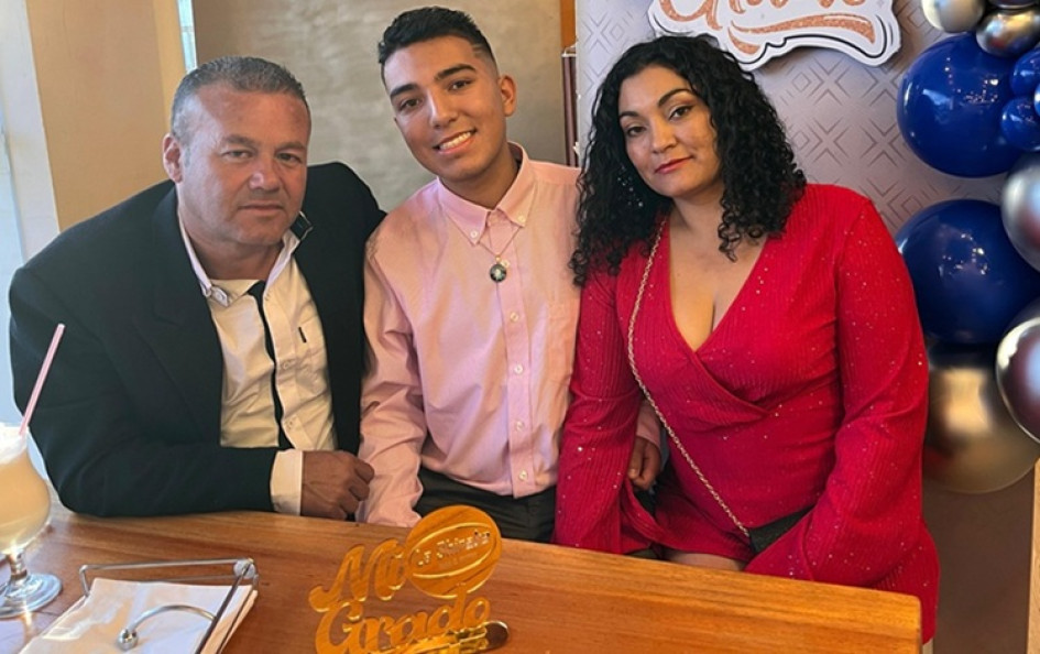 Emanuel Díaz Quintero se graduó como bachiller con profundización en pedagogía de la Escuela Normal Superior de Manizales. Lo acompañan sus padres, Mónica Quintero y Wilmar Meza.