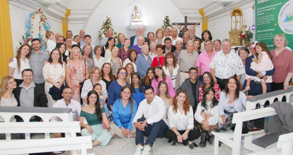 Matilde, acompañada de la familia Marín Gutiérrez, en la celebración eucarística en acción de gracias por sus 97 años.