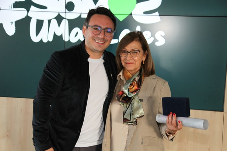 Julián García, concejal de Manizales, hace entrega del reconocimiento a Fanny Bernal Orozco.