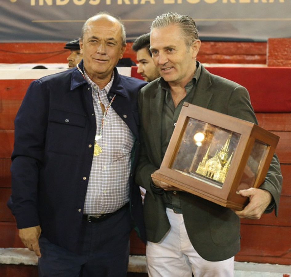 Fotos | Luis Trejos | LA PATRIA El torero colombiano Juan de Castilla fue reconocido con la réplica de la Catedral de Manizales. Entrega Juan Carlos Gómez, director de Cormanizales, y recibe Luis Miguel Encabo, apoderado de Juan de Castilla.