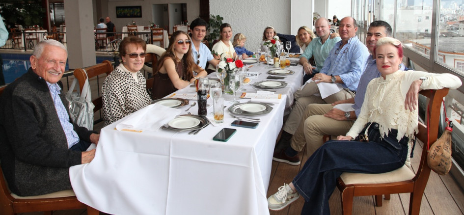 Jorge A. Salazar, María Isabel Gutiérez, Luciana Arango, Martín Espitia, Catalina Giraldo, Victoria Salazar, Francisca Salazar, Alejandra Salazar, Lorenzo Salazar, Eduardo Arango, Felipe Gómez y Federica Salazar compartieron un almuerzo en el Club Manizales sede centro.
