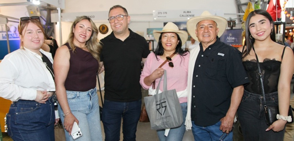 Marleny Campos, Gaby Téllez, Héctor Correa, Mishel Téllez, Julio Alexánder Téllez y Magda Pinto.