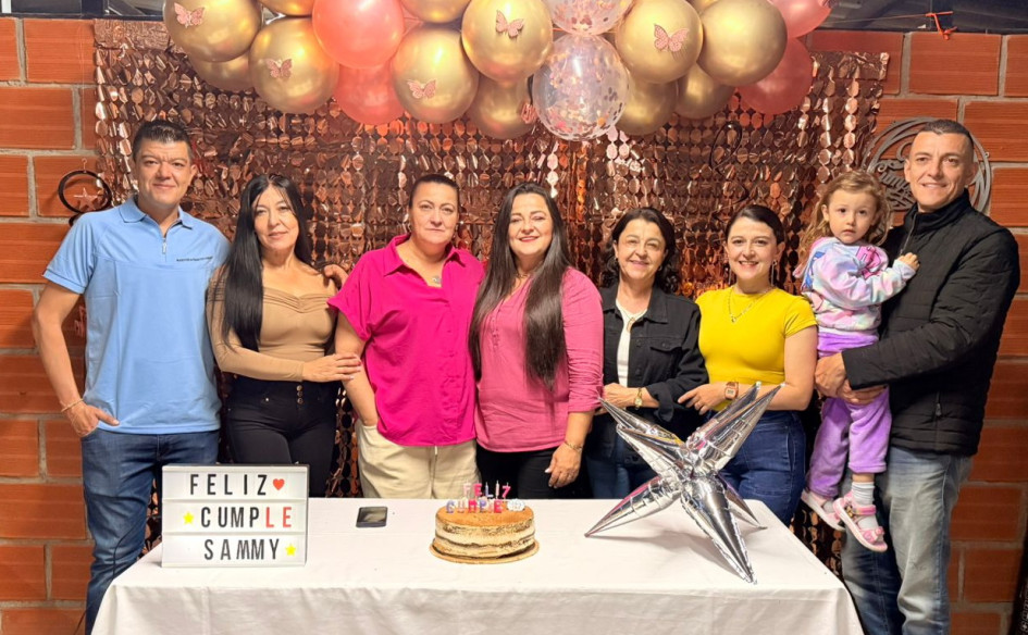 Foto | Lector | LA PATRIA En una finca de Villamaría (Caldas) se celebraron los 49 años de la rectora de la Institución Educativa Berlín Pácora, magíster Sandra Milena Escobar Franco, acompañada de su esposo, el educador Julio César Osorio, su hijo Mateo, y demás familiares. En la imagen, la cumpleañera comparte junto a sus hermanos John Fredy, Olga Lucía, Claudia Marcela, Stellita, María Eugenia y Jorge Escobar Franco.