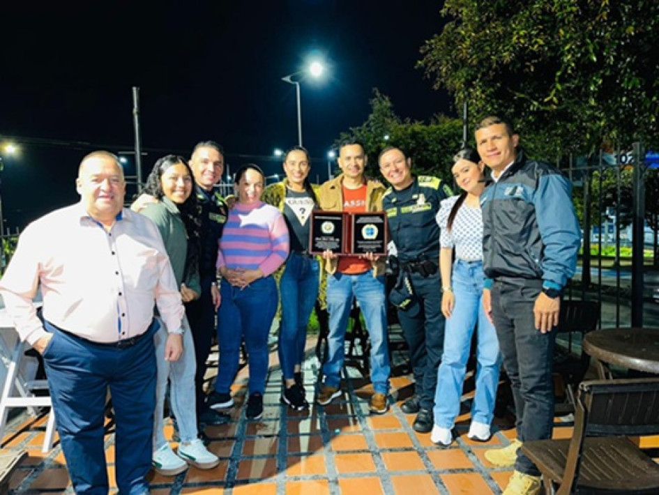 Fotos | LA PATRIA De izquierda a derecha: José Luis Berni (el Gordito de Oro), auxiliar de policía Valeria Pérez, subintendente Edwin Franco, subintendente Lina Granada, subintendente Lorena Arango, intendente jefe Nicolás Solarte (homenajeado); intendente jefe Alexánder Chiquillo, auxiliar de policía Karen Valencia e intendente Mauricio Vallejo.