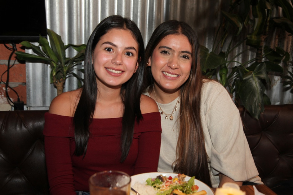 Foto | Argemiro Idárraga | LA PATRIA En el restaurante La Patatería, Laura Salinas y Zara Vásquez compartieron un almuerzo.