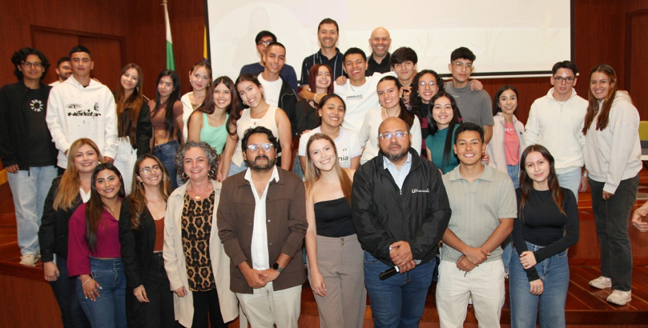Fotos | Argemiro Idárraga | LA PATRIA Grupo de funcionarios y estudiantes de Comunicación Social y Periodismo de la Universidad de Manizales.