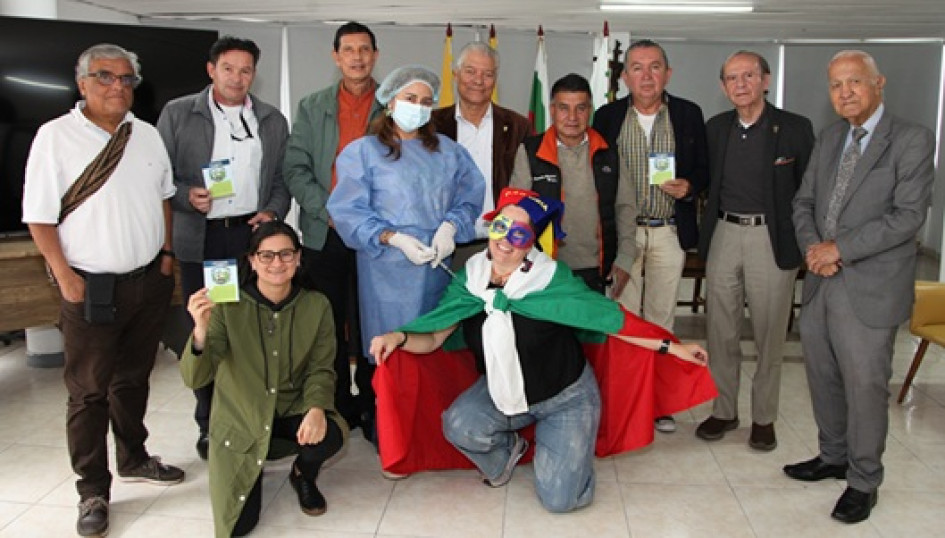 Foto | Argemiro Idárraga | LA PATRIA En la Sociedad de Mejoras Públicas de Manizales un grupo de personas se vacunó contra la apatía. La actividad se realiza en la Semana de la Participación Ciudadana con el fin de incentivar a las personas a involucrarse en las actividades de la ciudad. Durante esta semana estarán "vacunando" en diferentes partes de la ciudad.