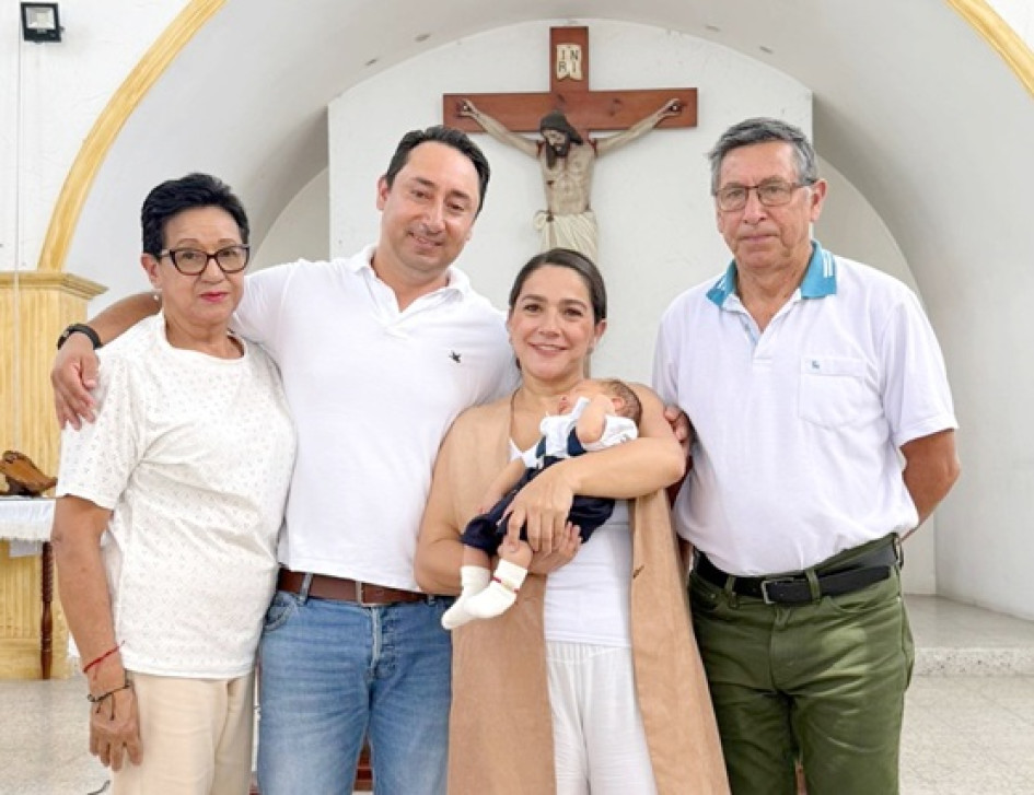 En la parroquia de Guarinocito se llevó a cabo el bautizo de Santiago Hernández Pérez, quien aparece en la imagen acompañado de sus padrinos y abuelos.En la parroquia de Guarinocito se llevó a cabo el bautizo de Santiago Hernández Pérez, quien aparece en la imagen acompañado de sus padrinos y abuelos.