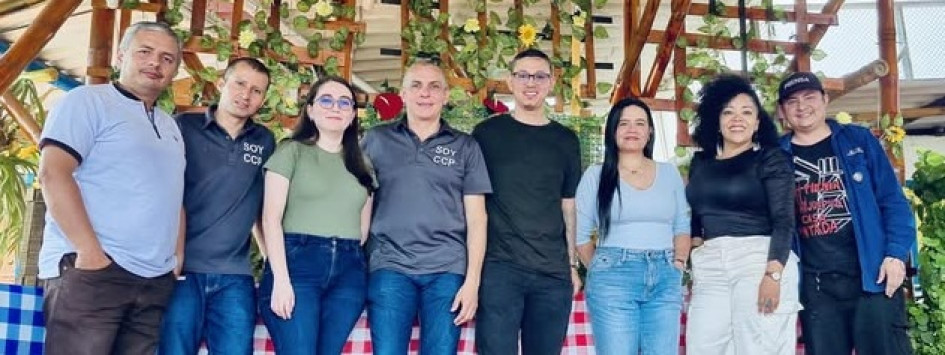 En Anserma (Caldas) ya es tradición que la corporación CCP telecomunicaciones, que ofrece servicios en el campo de la comunicación, reúne a los comunicadores del municipio en torno a un almuerzo. La gerente de esta entidad, Liliana María Iglesias, destacó la importancia y el papel que cumplen los comunicadores en radio, televisión y prensa escrita.