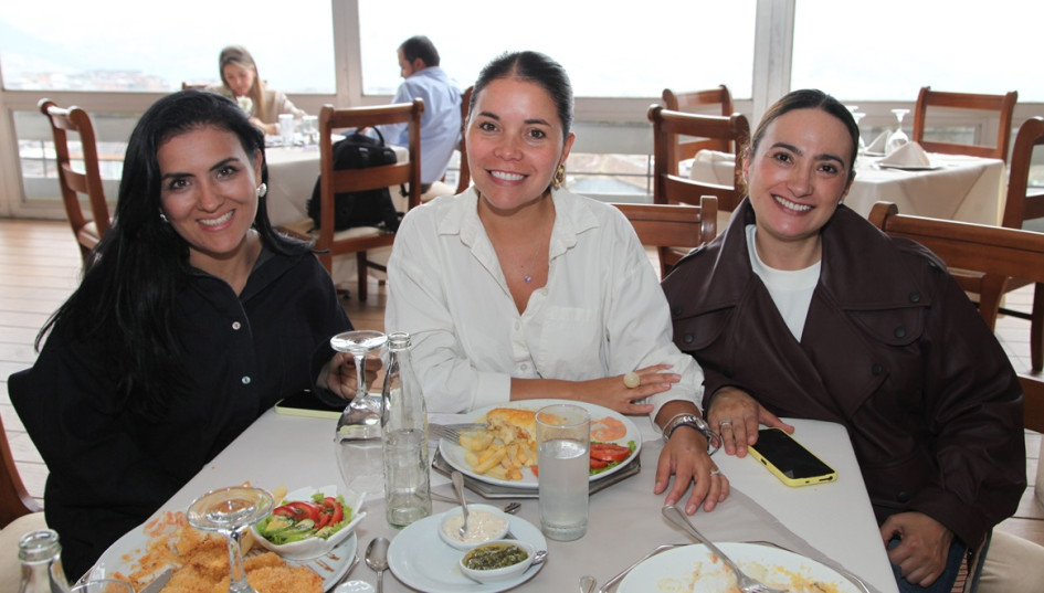 Natalia Ortiz, Daniela Beltrán y Natalia Arias compartieron un almuerzo entre amigas en el Club Manizales sede Centro.