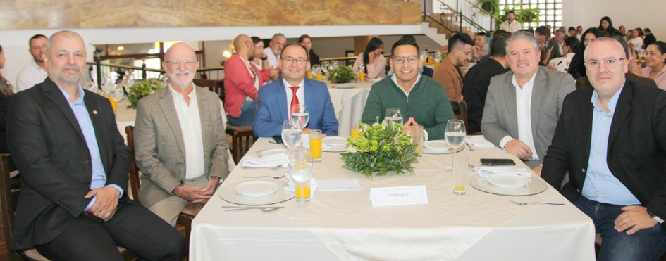 Diego Angelillis, gerente de la Industria Licorera de Caldas; Henry Gutiérrez Ángel, gobernador de Caldas; Jhair Álvarez, presidente de la Asamblea de Caldas; Carlos Ánderson García, secretario de Planeación; Fabio Andrés García, contralor de Caldas; y Ricardo Gómez de La Roche, jefe de Prensa de la Gobernación.